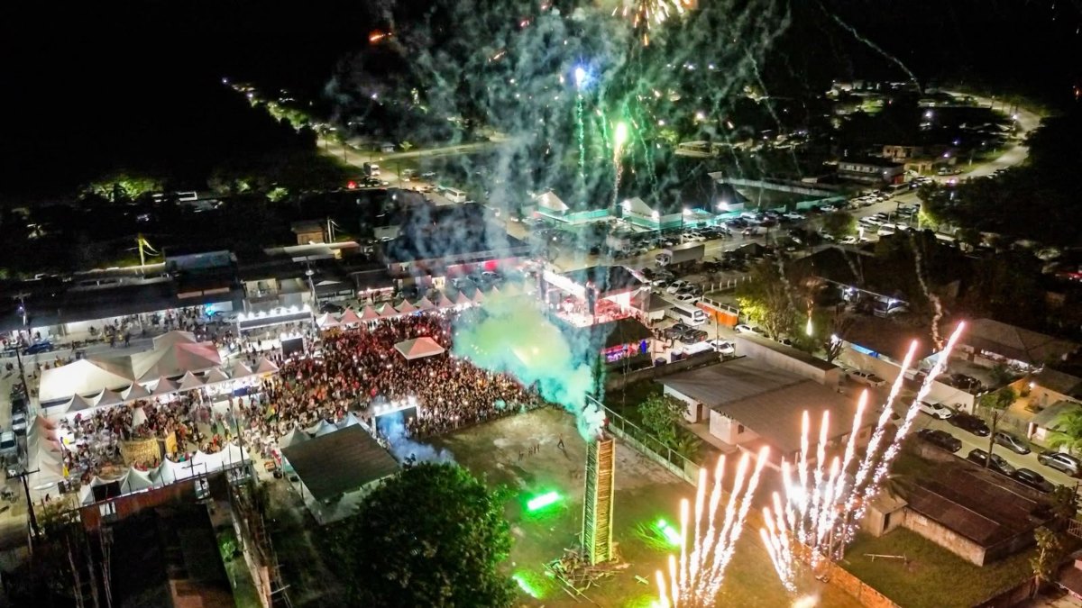 Fogueira de 26 metros durante festa na Vila de Lindóia, em Itacoatiara