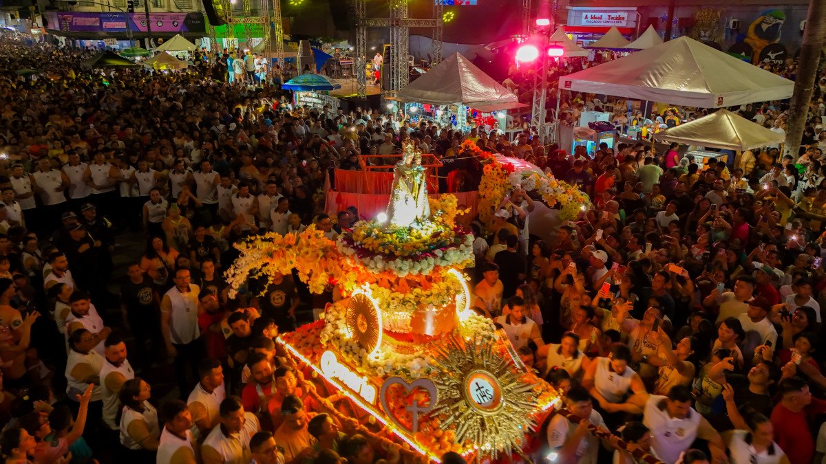 Procissão de Nossa Senhora do Carmo reúne multidão em Parintins