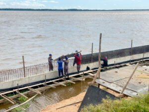 Construção do muro de contenção na orla de Parintins