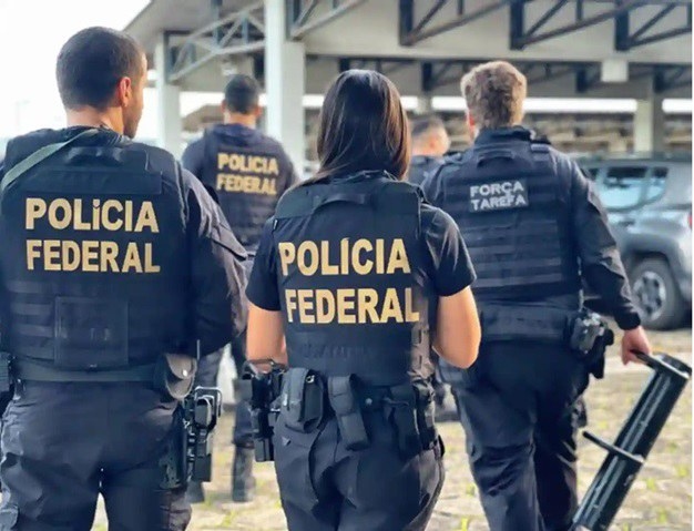 Agentes da Polícia Federal durante operação contra facções em Manaus, que integra ação nacional de combate ao crime organizado.