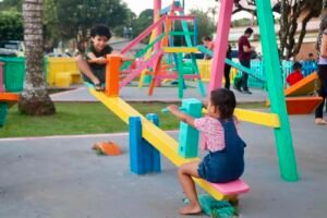 Crianças brincam na Praça Altaiza da Costa Pereira revitalizada em Itacoatiara