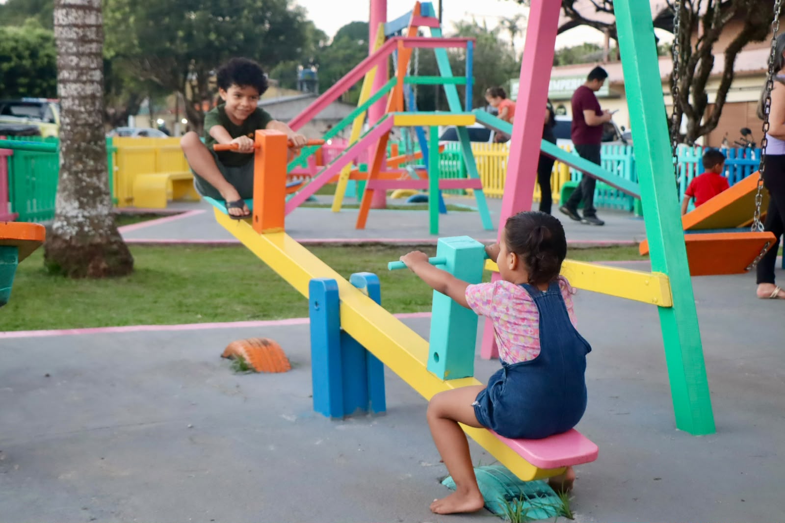 Crianças brincam na Praça Altaiza da Costa Pereira revitalizada em Itacoatiara