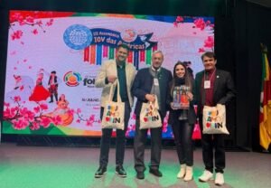 Representantes da Prefeitura de Parintins recebem homenagem da IOV das Américas durante cerimônia realizada em Nova Petrópolis, no Rio Grande do Sul.