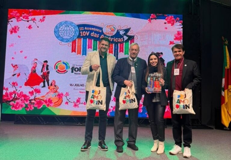 Representantes da Prefeitura de Parintins recebem homenagem da IOV das Américas durante cerimônia realizada em Nova Petrópolis, no Rio Grande do Sul.