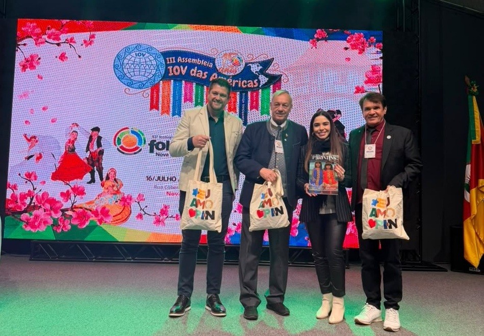 Representantes da Prefeitura de Parintins recebem homenagem da IOV das Américas durante cerimônia realizada em Nova Petrópolis, no Rio Grande do Sul.