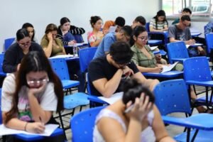 Candidatos fazem prova do II Processo Seletivo do Programa de Residência Jurídica e Contábil do TCE-AM em sala de aula da UEA, em Manaus.