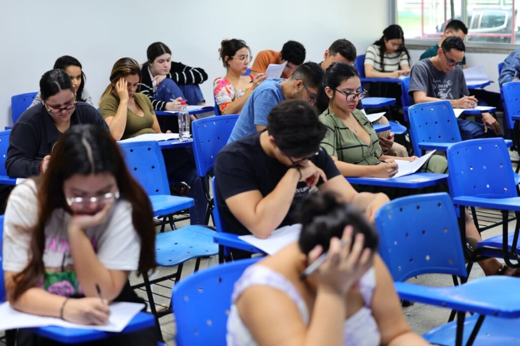 Candidatos fazem prova do II Processo Seletivo do Programa de Residência Jurídica e Contábil do TCE-AM em sala de aula da UEA, em Manaus.