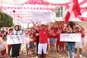 Moradores recebem premiação do concurso Minha Rua Enfeitada para o Festival em Parintins
