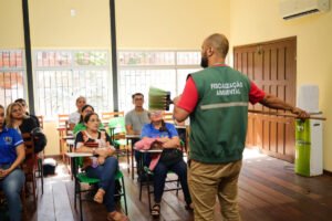 Vassouras ecológicas feitas com garrafas PET são entregues a escolas de Parintins