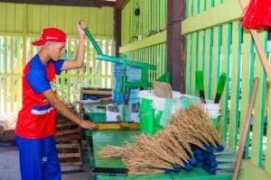 Jovem produz vassouras artesanais em projeto de reciclagem em Barreirinha