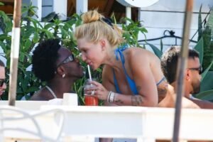 Vini Jr. e Virginia Fonseca trocam beijos durante passeio em praia do Rio de Janeiro após reatarem o namoro.