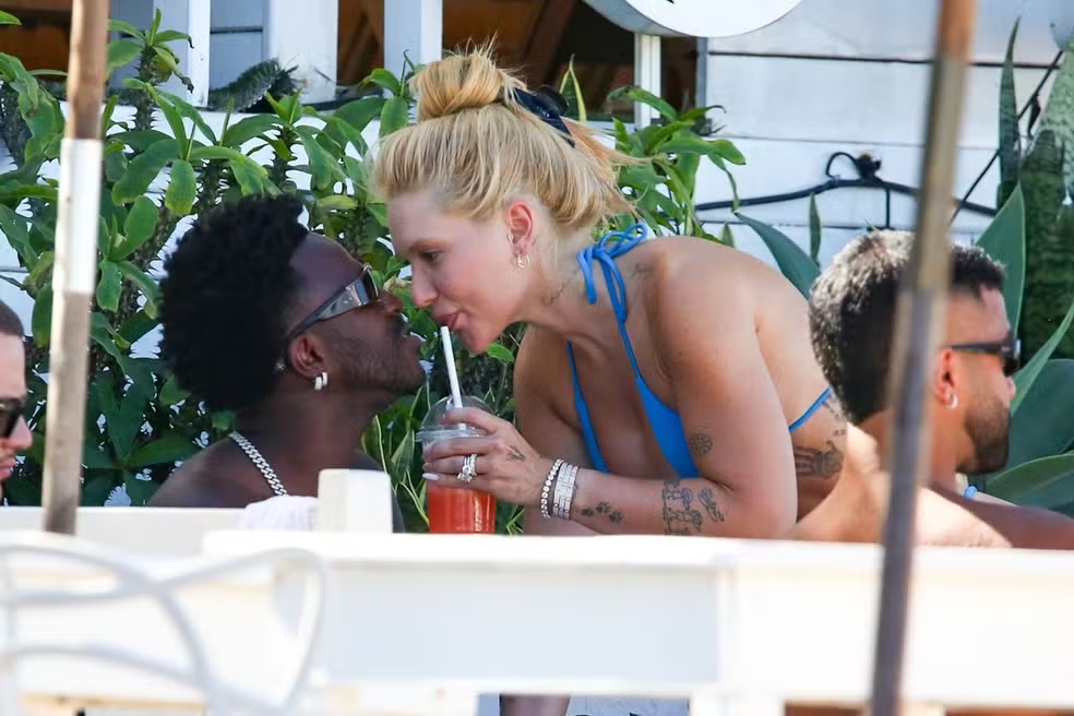 Vini Jr. e Virginia Fonseca trocam beijos durante passeio em praia do Rio de Janeiro após reatarem o namoro.
