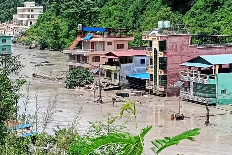 Área atingida por inundação no Nepal após deslizamento de terra