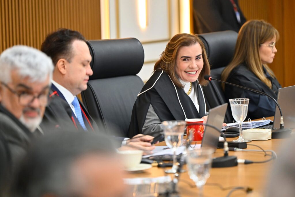 Conselheira-presidente Yara Amazônia Lins durante sessão do Tribunal Pleno do TCE-AM.
