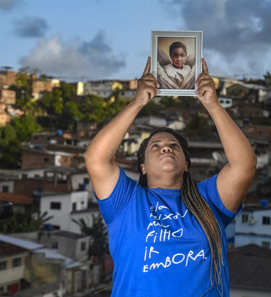 Mirtes Renata segura foto do filho Miguel Otávio