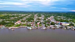 Vista aérea do município de Barreirinha, no Amazonas, onde a Prefeitura lançou o REFIS Municipal 2026.