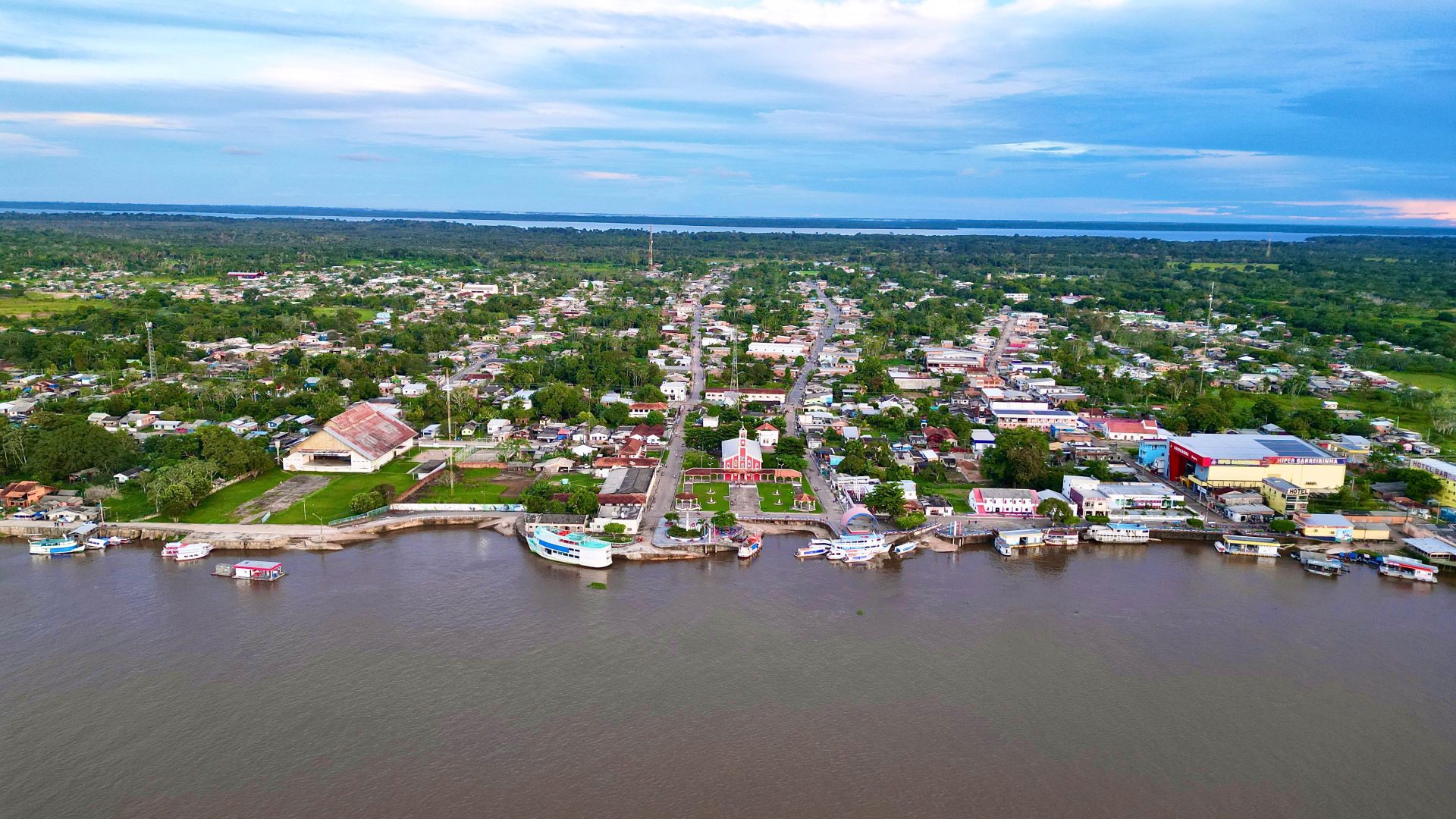 Vista aérea do município de Barreirinha, no Amazonas, onde a Prefeitura lançou o REFIS Municipal 2026.