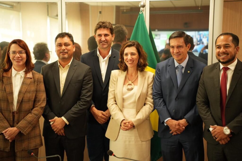 Sidney Leite durante reunião sobre regularização fundiária e títulos de terra no Amazonas