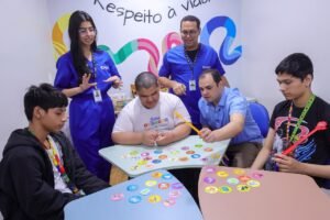Criança com Transtorno do Espectro Autista durante atividade; Amazonas terá secretaria exclusiva para coordenar políticas públicas voltadas ao TEA.