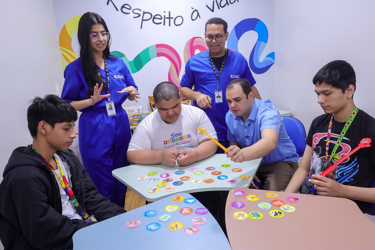 Criança com Transtorno do Espectro Autista durante atividade; Amazonas terá secretaria exclusiva para coordenar políticas públicas voltadas ao TEA.