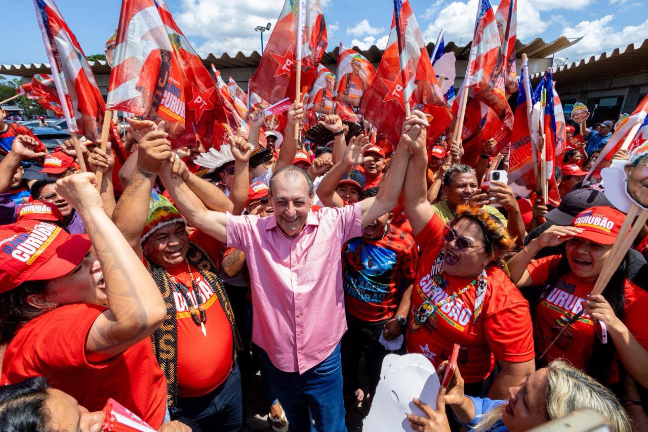 Omar Aziz é recebido por militantes durante convenção da Federação Brasil da Esperança, em Manaus, que oficializou apoio à sua candidatura ao Governo do Amazonas.