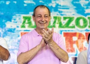 Omar Aziz durante agenda política em Novo Aripuanã, onde apresentou propostas de infraestrutura e desenvolvimento para o município.