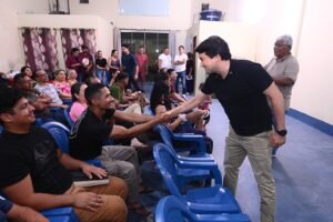 Jender Lobato cumprimenta morador durante encontro comunitário no bairro Grande Vitória, em Manaus.