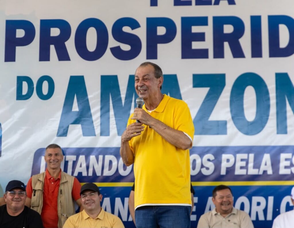 Omar Aziz durante encontro com moradores de Anori para apresentar propostas para o município.