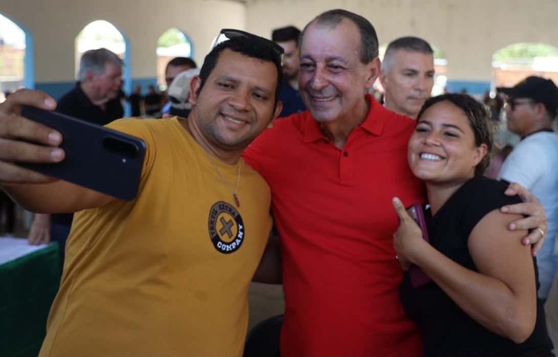 Omar Aziz durante agenda no Médio Amazonas, onde apresentou propostas para ampliar a estrutura de saúde da região.