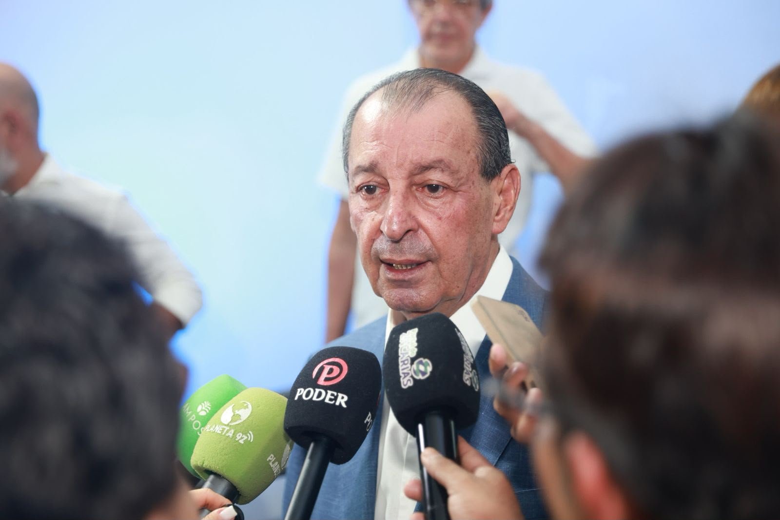 Omar Aziz concede entrevista durante o primeiro debate dos candidatos ao Governo do Amazonas.