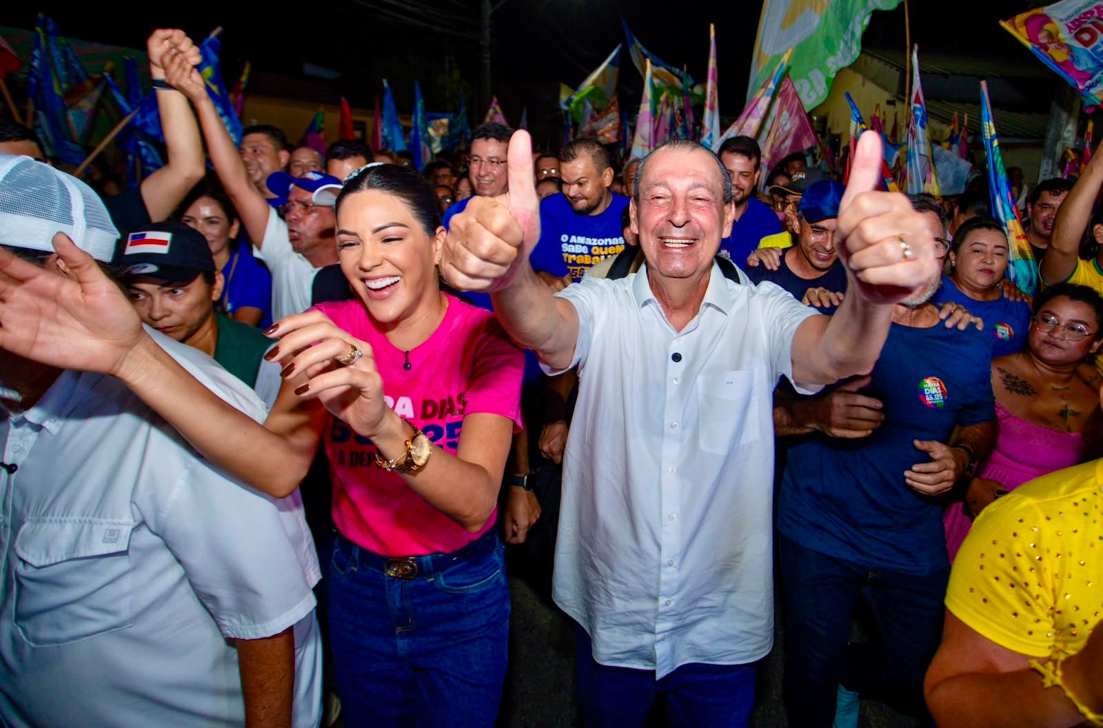 Omar Aziz e Mayra Dias durante ato político realizado em Parintins, no Amazonas.