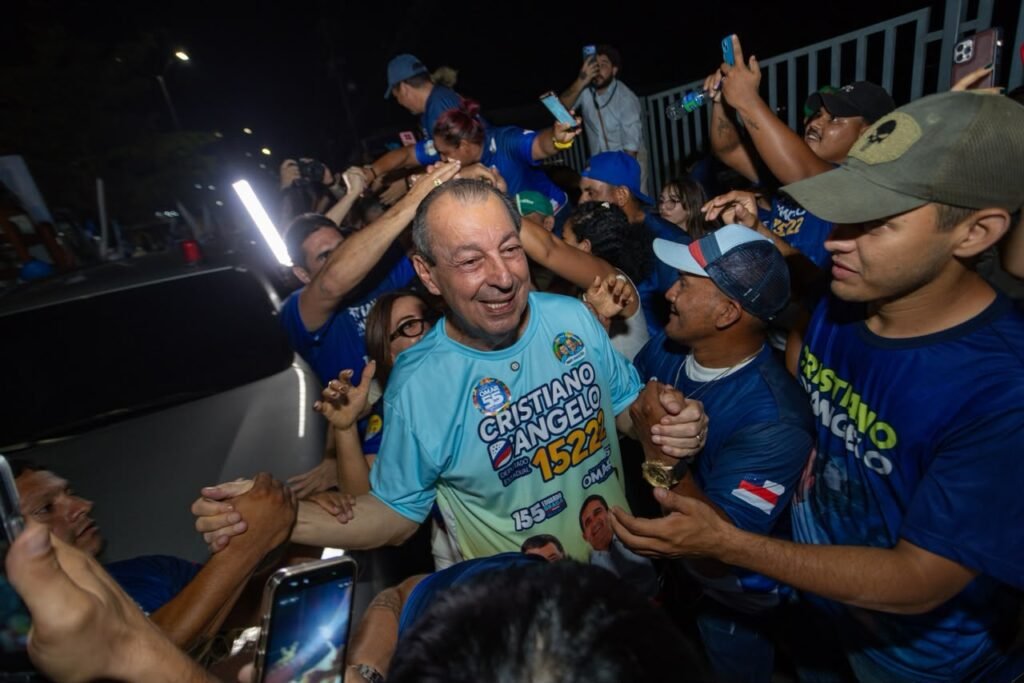 Omar Aziz cumprimenta apoiadores durante agenda de campanha em Manacapuru, no Amazonas.
