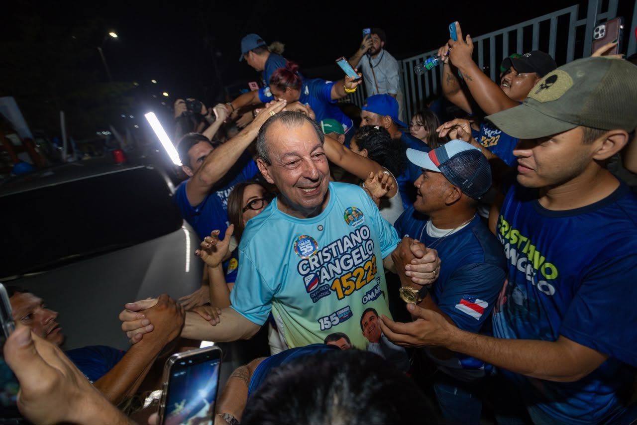 Omar Aziz cumprimenta apoiadores durante agenda de campanha em Manacapuru, no Amazonas.