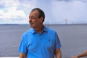 Omar Aziz durante agenda às margens de rio no Amazonas.