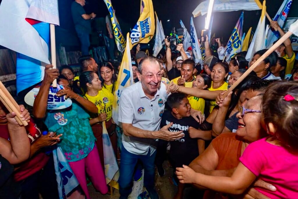 Omar Aziz durante caminhada com apoiadores pelas ruas de Itacoatiara, no Amazonas.