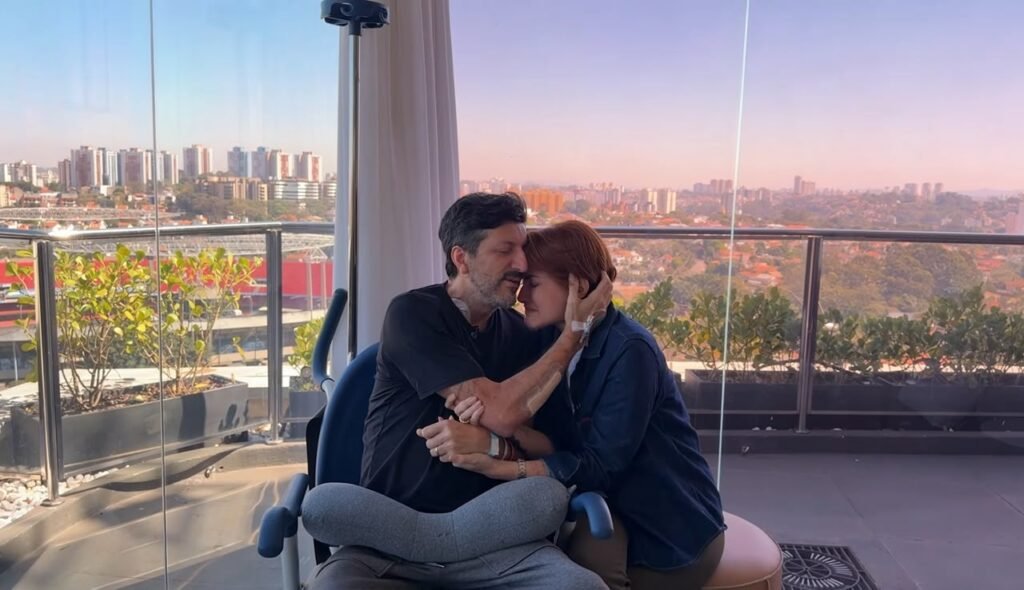 Lito Sousa abraçado à esposa, Mila Seidl, durante relato sobre diagnóstico de doença rara