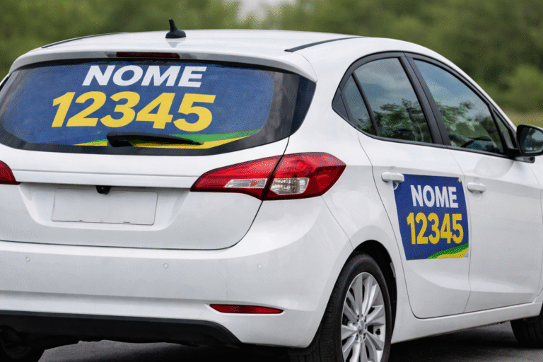 Veículo com adesivos de propaganda eleitoral, prática proibida pelo TSE em carros utilizados por aplicativos de transporte.