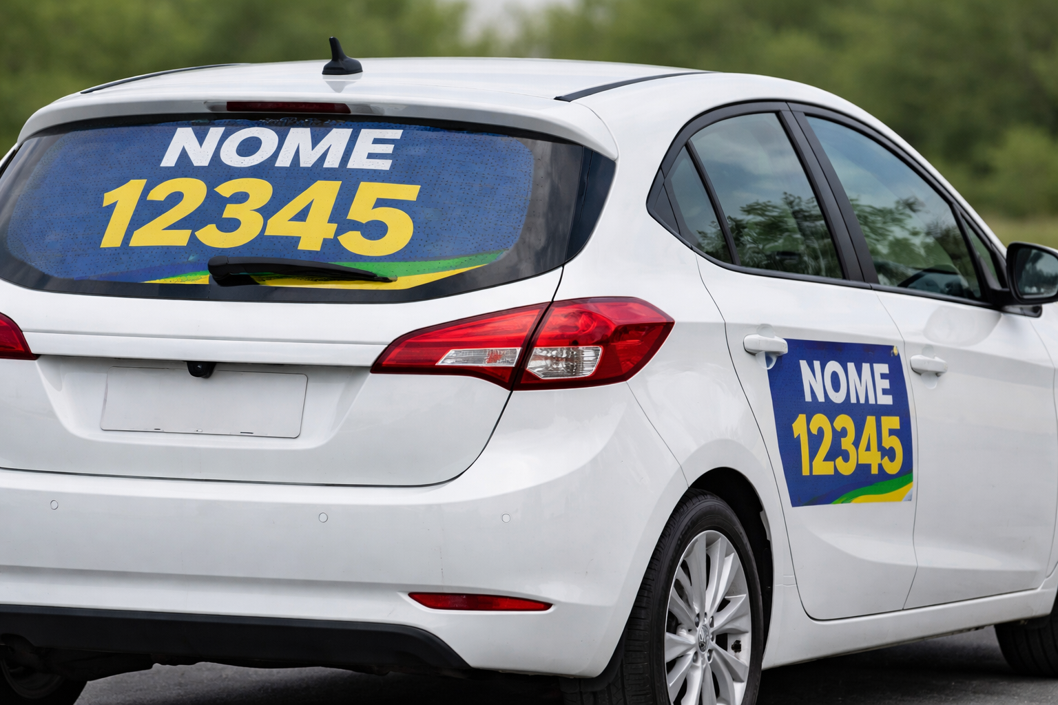 Veículo com adesivos de propaganda eleitoral, prática proibida pelo TSE em carros utilizados por aplicativos de transporte.