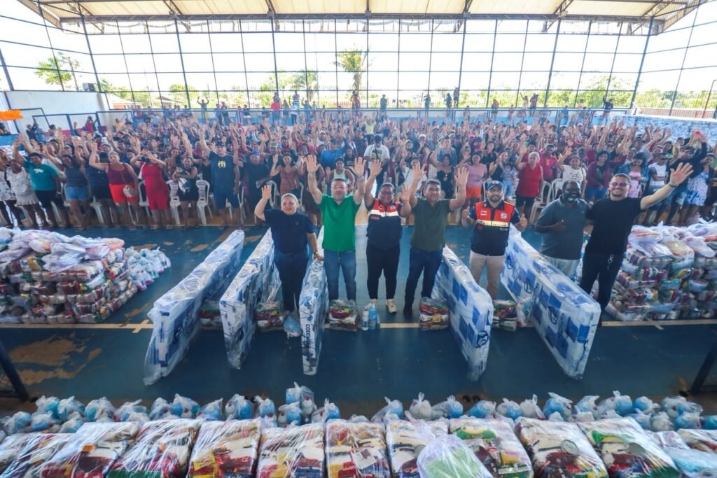 Famílias recebem cestas básicas e kits durante ação de ajuda humanitária em Barreirinha.