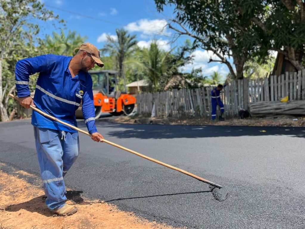 Trabalhadores realizam pavimentação em comunidade rural de Itacoatiara, no Amazonas.