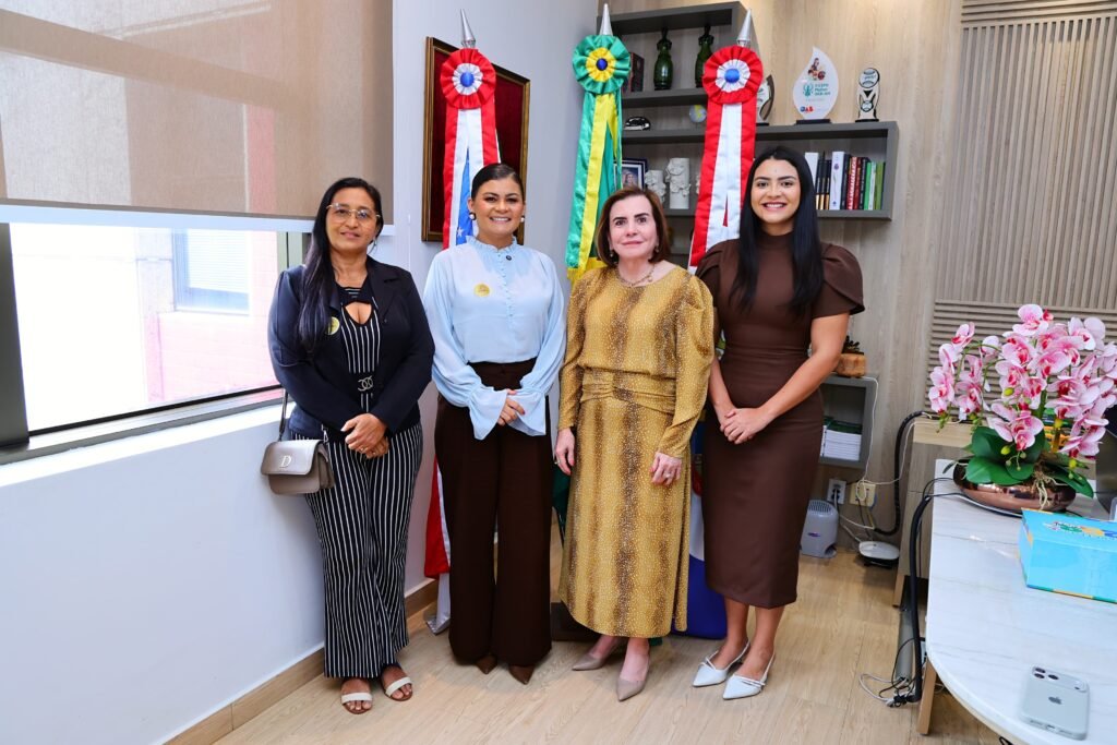 Conselheira-presidente Yara Amazônia Lins recebe vereadoras de Barcelos no TCE-AM para discutir políticas para mulheres.