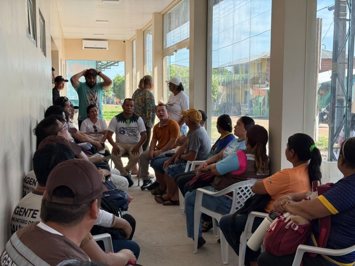 Profissionais de saúde reunidos na UBS Maria do Carmo, na região do Zé Açu, em Parintins.