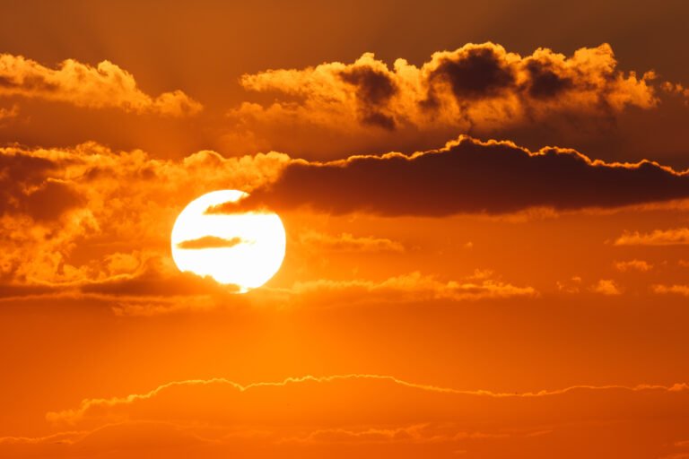 Sol forte durante período de altas temperaturas em Manaus