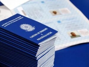 Carteiras de Trabalho empilhadas representam vagas de emprego oferecidas pelo Sine Manaus.