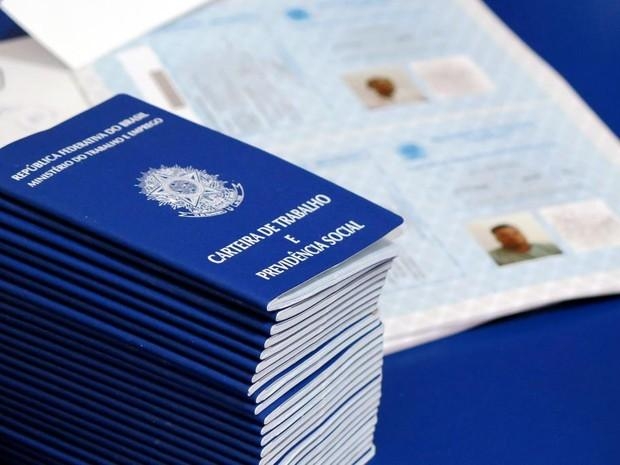 Carteiras de Trabalho empilhadas representam vagas de emprego oferecidas pelo Sine Manaus.