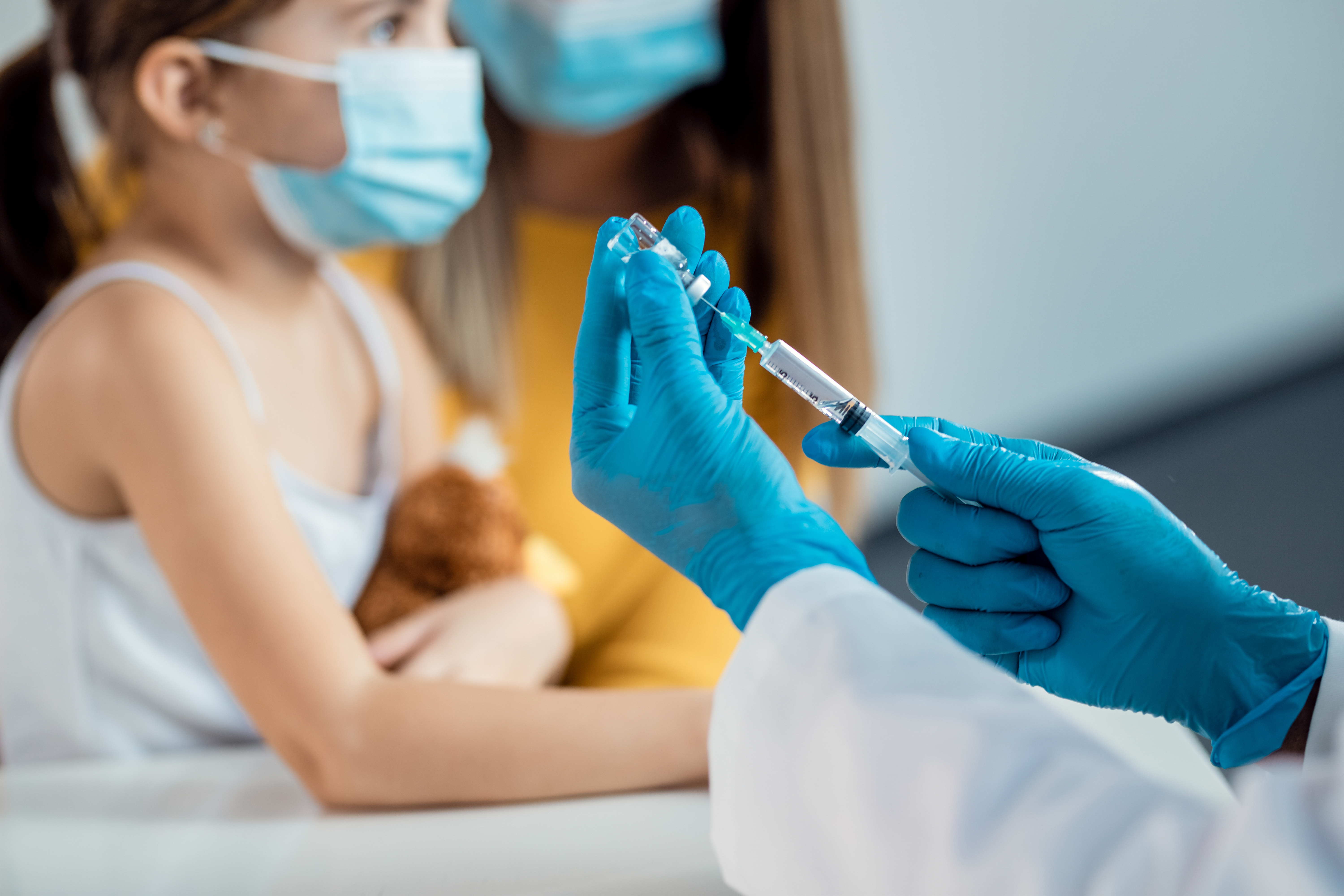Profissional de saúde prepara vacina para criança durante a campanha de multivacinação em Manaus.