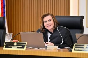 Conselheira-presidente Yara Amazônia Lins durante sessão do Tribunal de Contas do Amazonas.