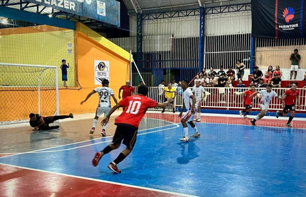 Partida de futsal durante competição realizada no Complexo Benedito Azêdo, em Parintins.