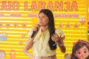 Assistente social da Polícia Civil ministra palestra sobre o Maio Laranja no CEI Aurora, em Parintins.