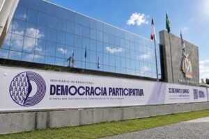 Ministro do STJ Rogério Schietti recebe homenagem durante seminário promovido pelo TCE-AM em Manaus.